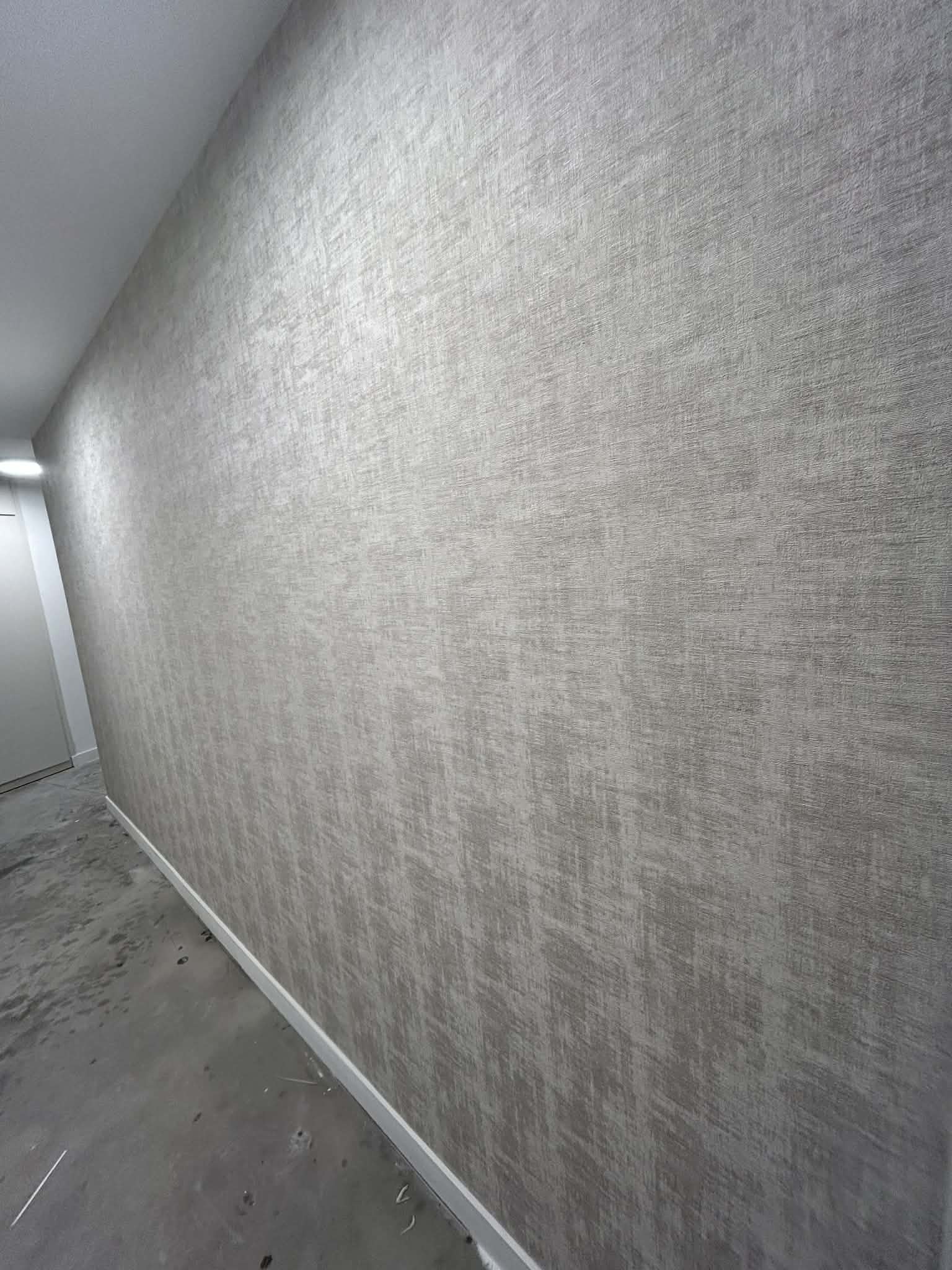 Couloir habillé d'un papier peint effet lin