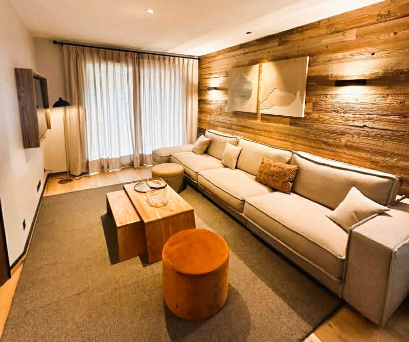 Salon avec mur bois et finitions peinture
